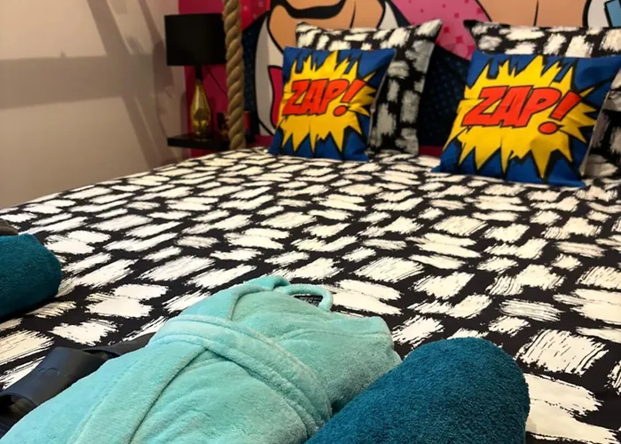 *arcade.room* Daire Magenta